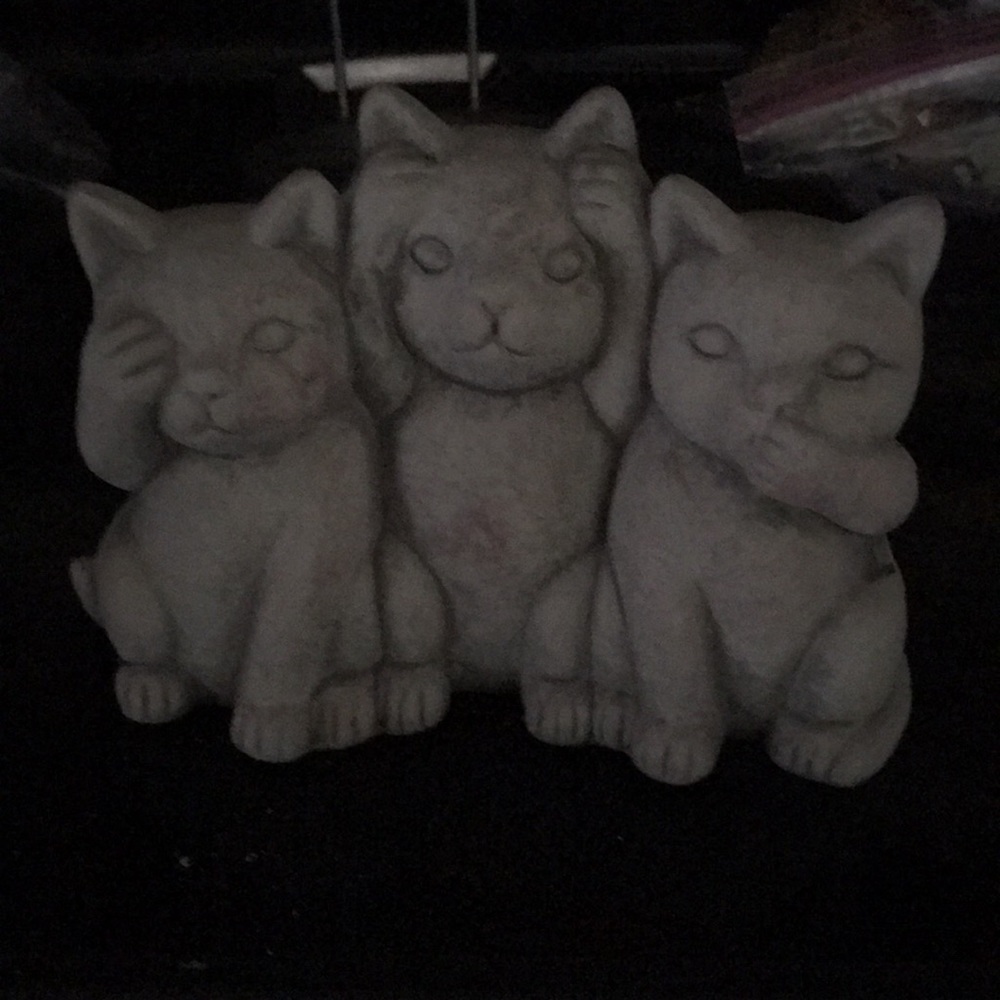 Cat decorative statue